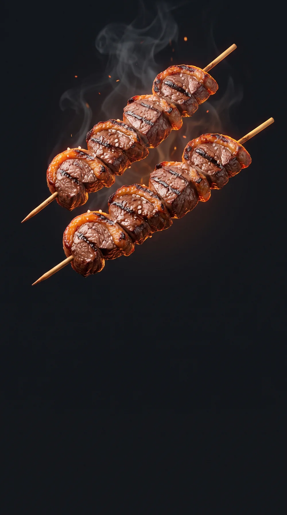 Espetos de carne na brasa, com brasas e fumaça